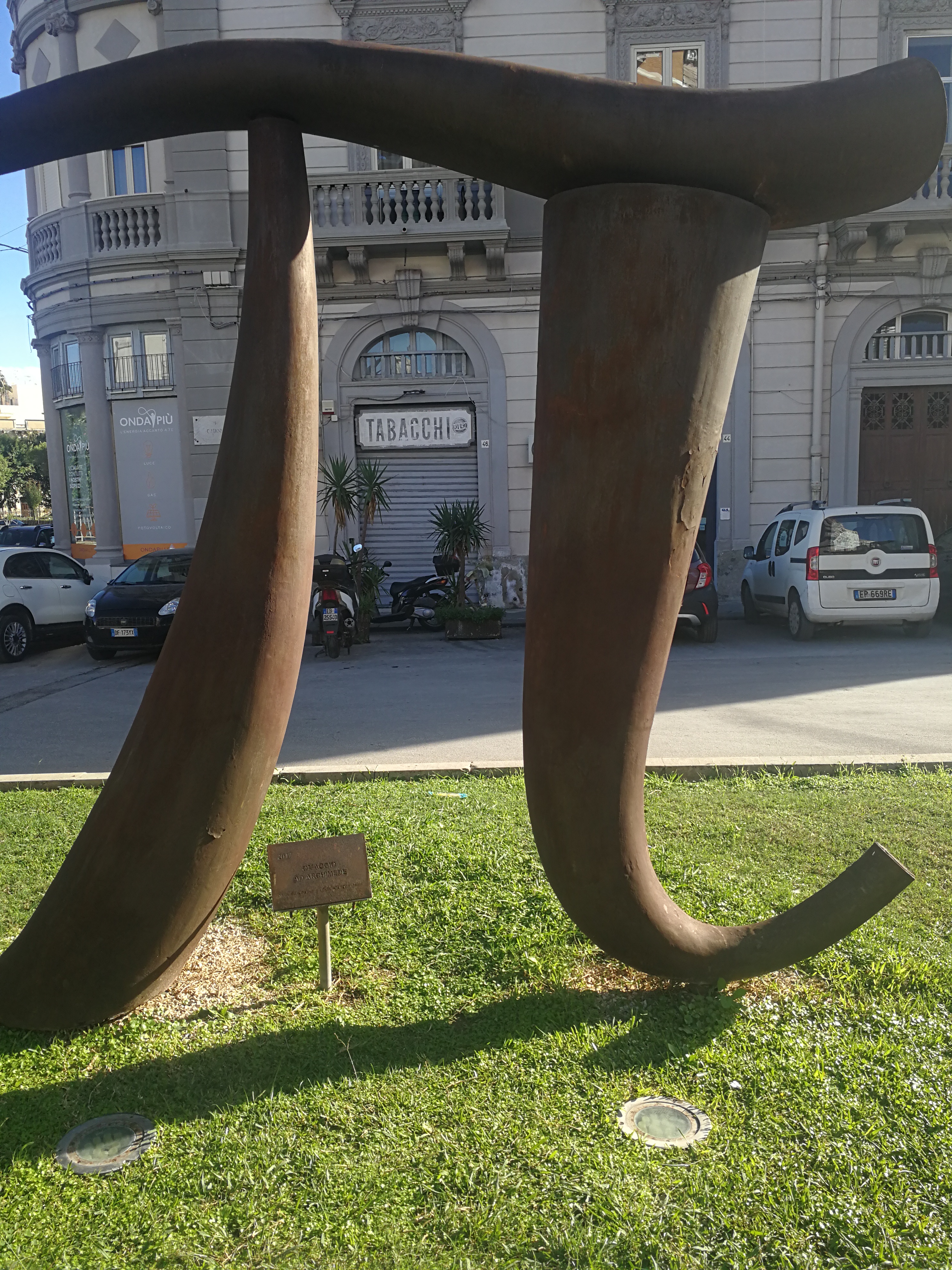 Liebe Schüler, auf meiner Forschungsreise in Suditalien habe ich die Kreiszahl Pi entdeckt, die Archimedes anscheinend dort versteckt hat 😉