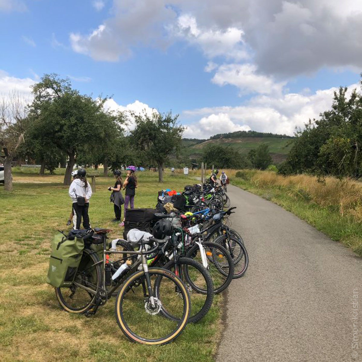 Fahrräder am Radweg