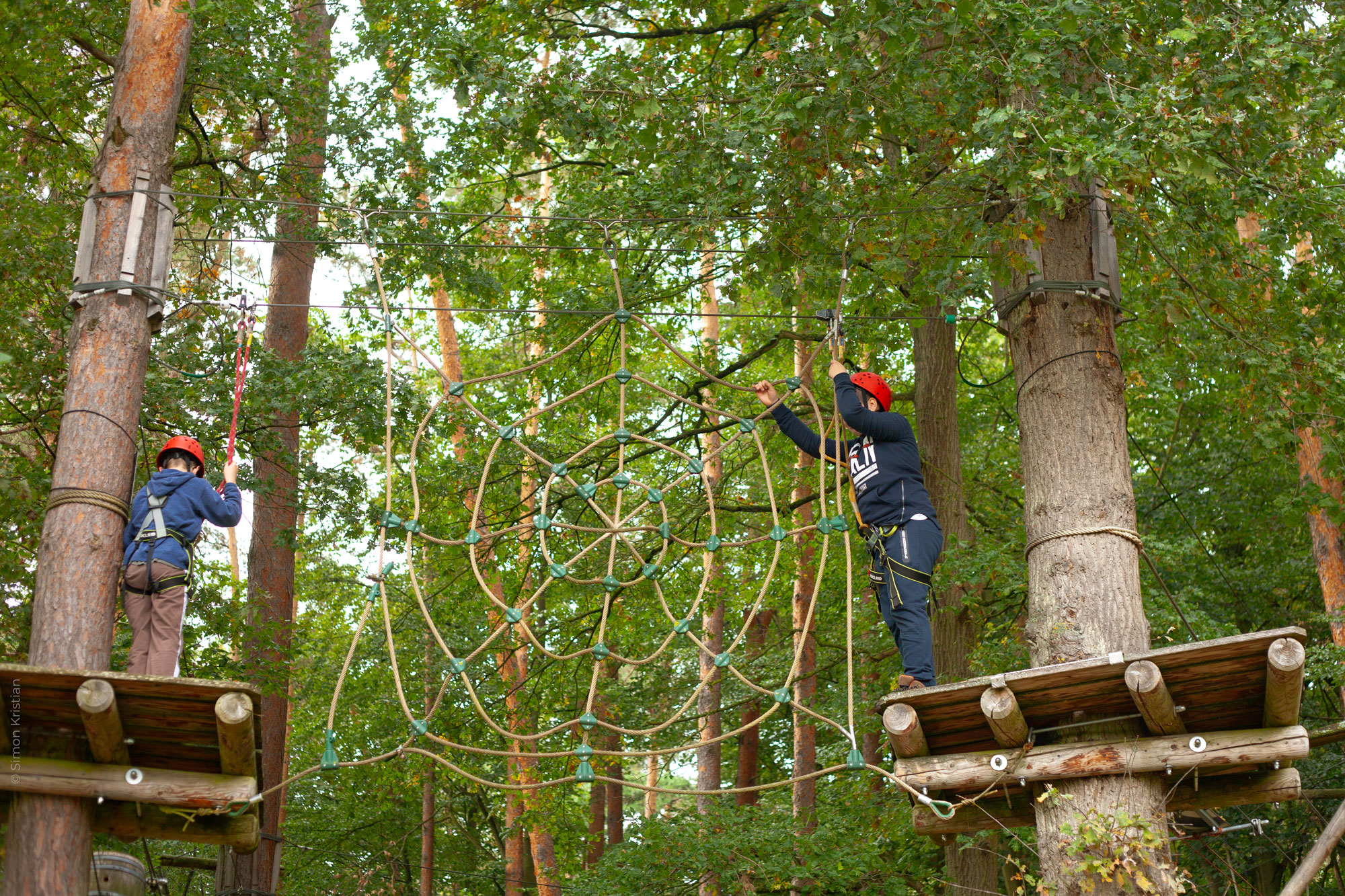 Kinder im Kletterwald