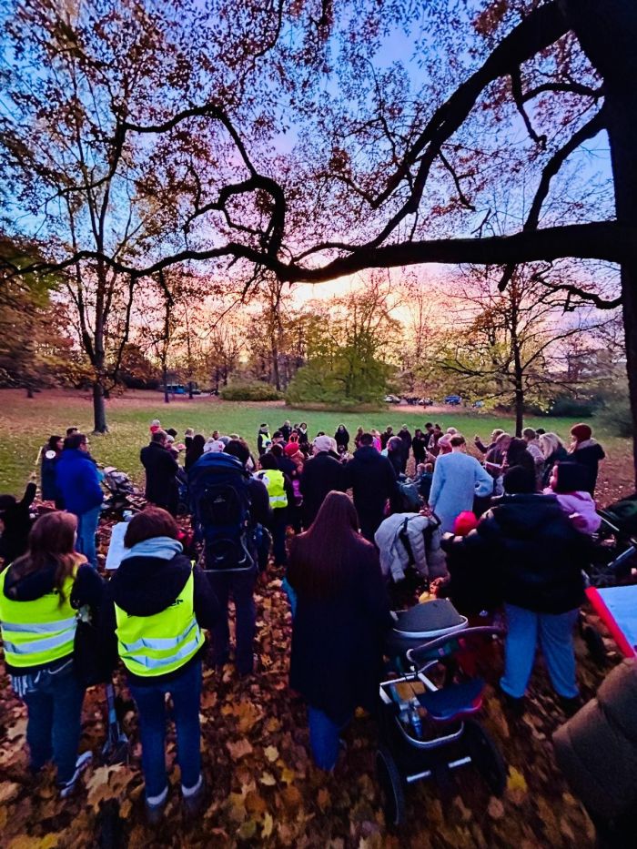 kinder draußen beim Laternenumzug