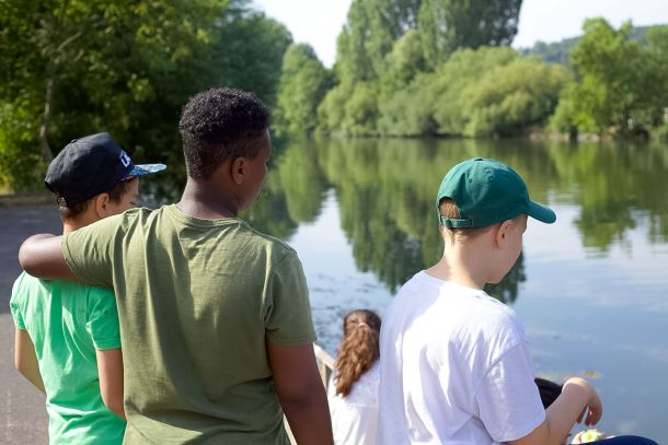 Schüler am See