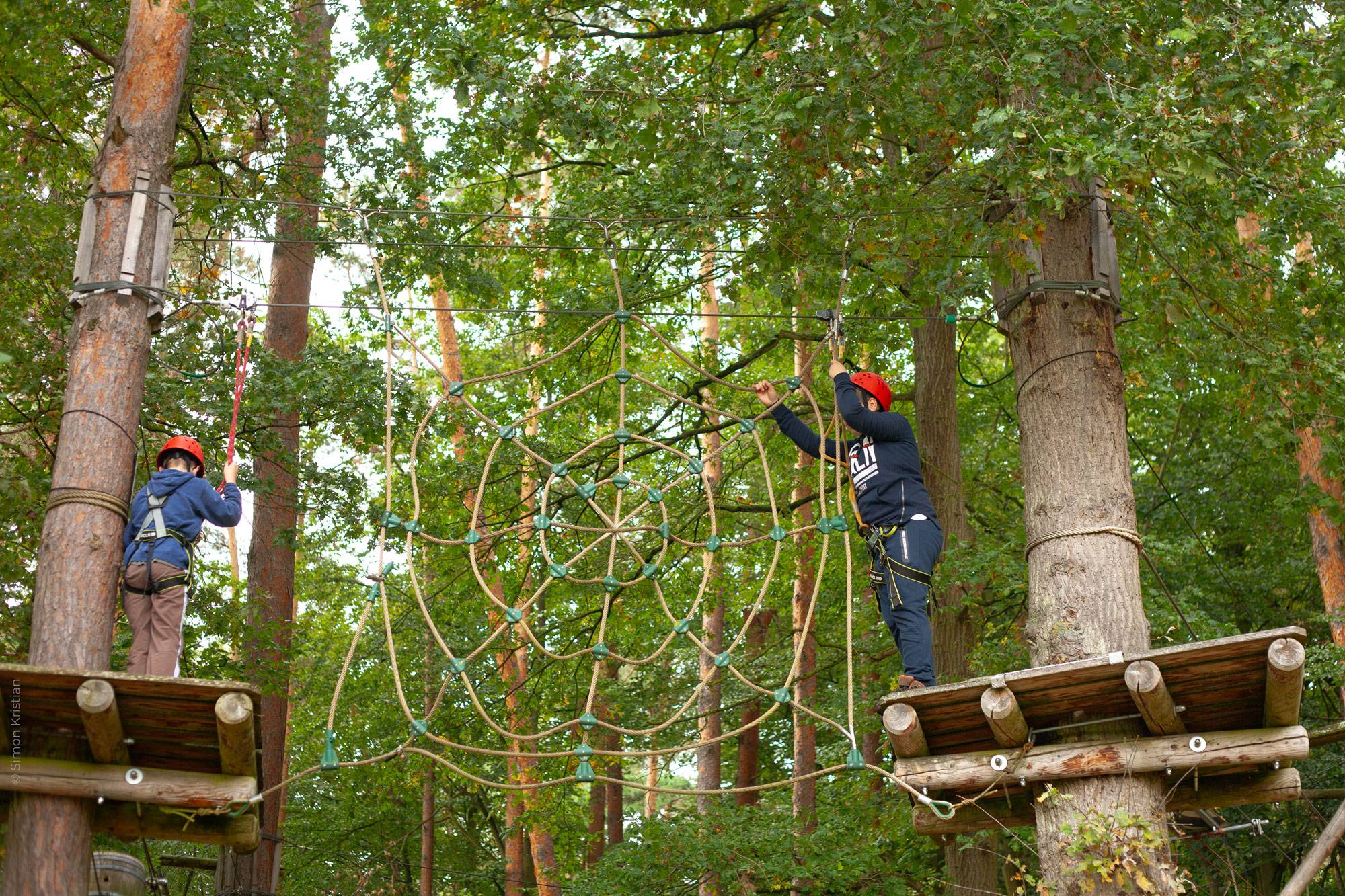 Kinder im Kletterwald