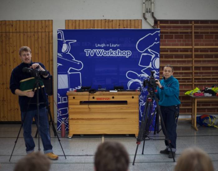 TV-Set in der Turnhalle mit zwei Moderatoren