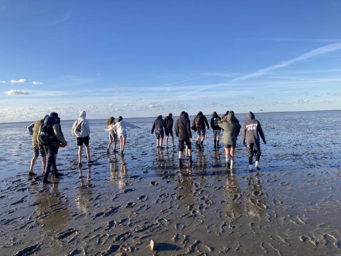 Die Stammgruppe "Welt" entdeckt das Wattenmeer bei einer geführten Wanderung (Harlesiel).