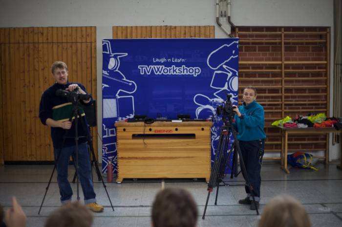 TV-Set in der Turnhalle mit zwei Moderatoren