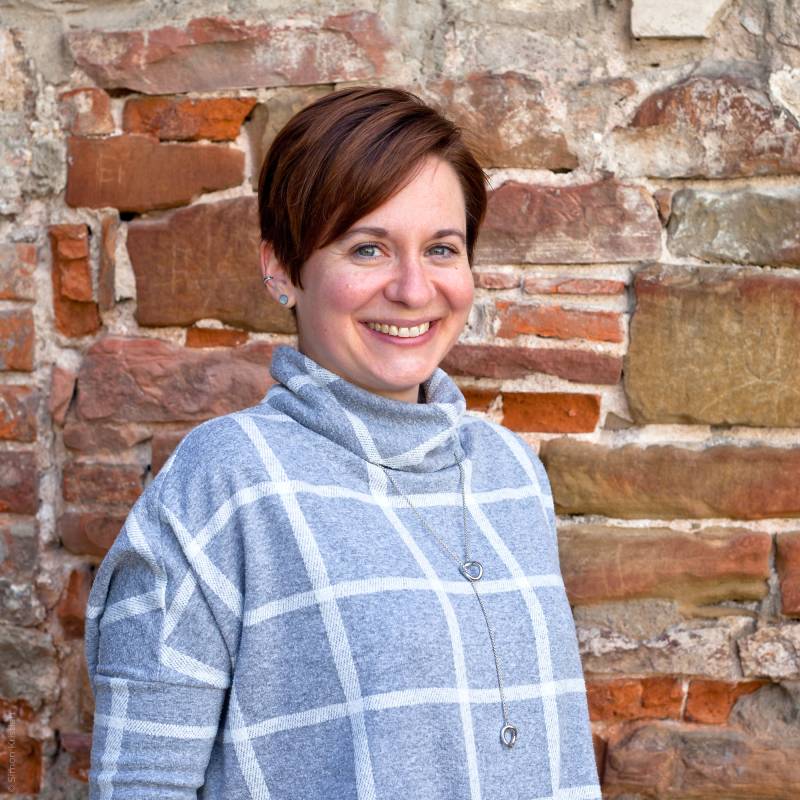 Frau Eszter Ábrahám